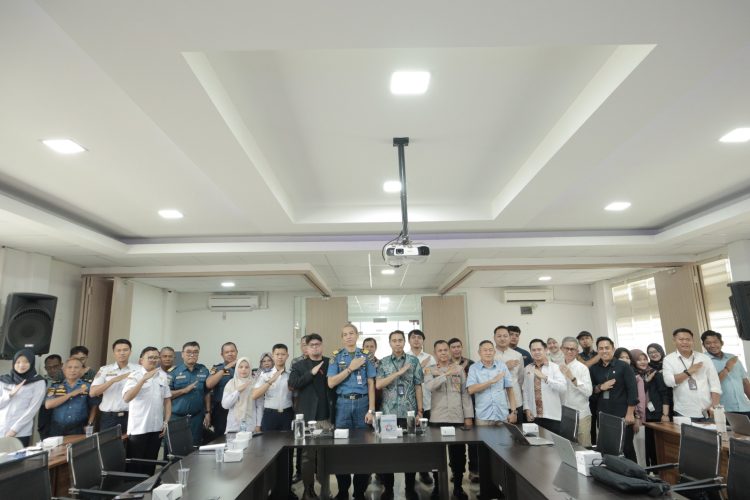 Para peserta sosialisasi dan pelatihan sistem digital STID serta SIMON TKBM berfoto bersama usai kegiatan di Kantor Pelindo Regional 2 Jambi, Rabu (15/10/2025). (Dok. Pelindo)