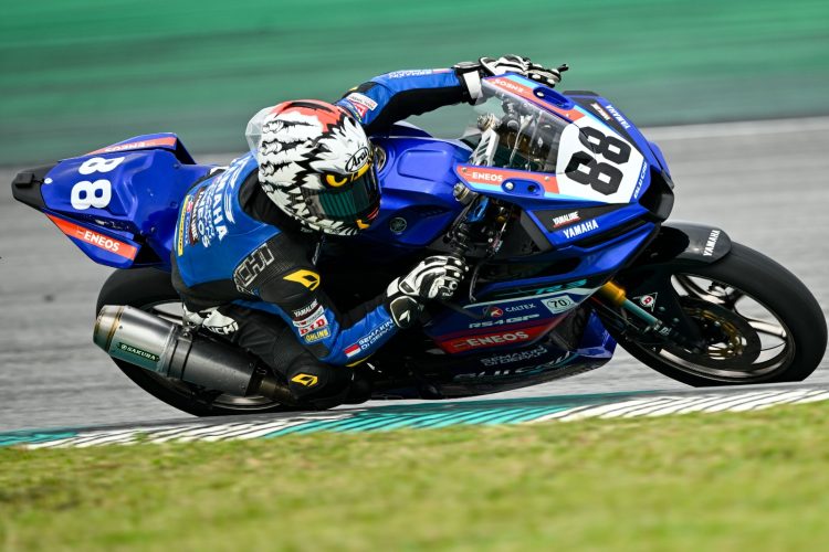 Pembalap Yamaha Racing Indonesia melesat di tikungan Sirkuit Sepang, Malaysia, saat mengikuti seri ke-5 Asia Road Racing Championship (ARRC) 2025. (Dok. Yamaha Jambi)