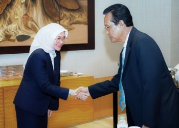 Plt. Direktur Utama Jasa Raharja Dewi Aryani Suzana berjabat tangan dengan Gubernur DIY Sri Sultan Hamengkubuwono X usai pembukaan Mukernas IV Organda 2025 di Yogyakarta, Rabu (15/10/2025). (Dok. Humas JR Jambi)