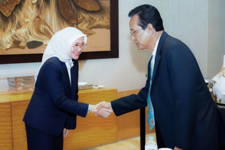 Plt. Direktur Utama Jasa Raharja Dewi Aryani Suzana berjabat tangan dengan Gubernur DIY Sri Sultan Hamengkubuwono X usai pembukaan Mukernas IV Organda 2025 di Yogyakarta, Rabu (15/10/2025). (Dok. Humas JR Jambi)