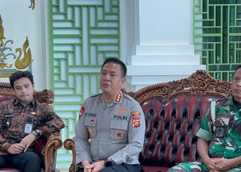 Kapolresta Jambi Kombes Pol Boy Sutan Binanga Siregar (tengah) bersama Wali Kota Jambi dr. H. Maulana (kiri) dan unsur TNI saat konferensi pers di rumah dinas wali kota, Kamis (16/10/2025). (Dok Nahar)