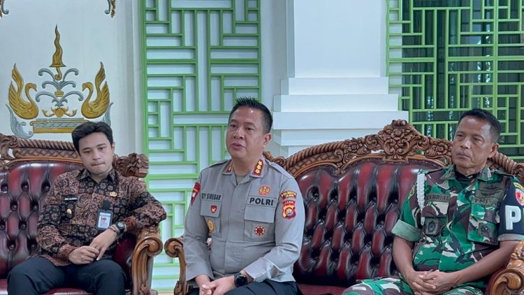 Kapolresta Jambi Kombes Pol Boy Sutan Binanga Siregar (tengah) bersama Wali Kota Jambi dr. H. Maulana (kiri) dan unsur TNI saat konferensi pers di rumah dinas wali kota, Kamis (16/10/2025). (Dok Nahar)