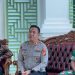 Kapolresta Jambi Kombes Pol Boy Sutan Binanga Siregar (tengah) bersama Wali Kota Jambi dr. H. Maulana (kiri) dan unsur TNI saat konferensi pers di rumah dinas wali kota, Kamis (16/10/2025). (Dok Nahar)