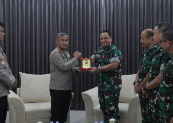 Foto bersama antara Kapolda Bengkulu beserta Pejabat Utama Polda Bengkulu dan Tim Sahli Panglima TNI,di Ruang Tamu Kapolda Bengkulu, Kamis (16/10/2025). (Dok.yola)