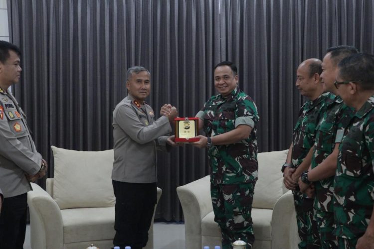 Foto bersama antara Kapolda Bengkulu beserta Pejabat Utama Polda Bengkulu dan Tim Sahli Panglima TNI,di Ruang Tamu Kapolda Bengkulu, Kamis (16/10/2025). (Dok.yola)