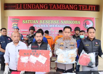 Kapolres Merangin AKBP Kiki Firmansyah Efendi bersama jajaran Satresnarkoba Polres Merangin memberikan keterangan pers terkait pengungkapan kasus narkotika lintas provinsi.  (Foto: Humas Polres Merangin)