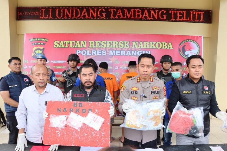 Kapolres Merangin AKBP Kiki Firmansyah Efendi bersama jajaran Satresnarkoba Polres Merangin memberikan keterangan pers terkait pengungkapan kasus narkotika lintas provinsi.  (Foto: Humas Polres Merangin)