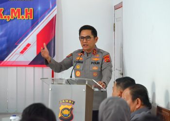 Kapolda Jambi Irjen Pol Krisno H. Siregar memberikan sambutan dalam kegiatan silaturahmi bersama organisasi mahasiswa Cipayung Plus, Aliansi BEM, dan OKP Provinsi Jambi di Rumah Kebangsaan Siginjai, Kamis (16/10/2025). (Dok. Nahar)