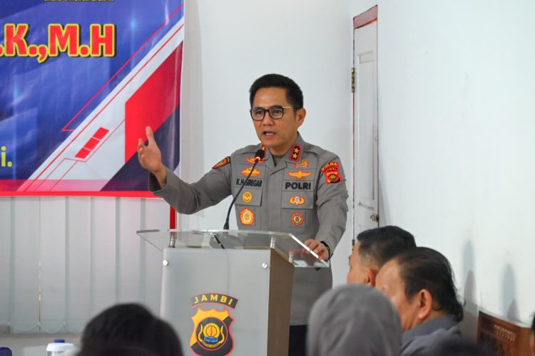 Kapolda Jambi Irjen Pol Krisno H. Siregar memberikan sambutan dalam kegiatan silaturahmi bersama organisasi mahasiswa Cipayung Plus, Aliansi BEM, dan OKP Provinsi Jambi di Rumah Kebangsaan Siginjai, Kamis (16/10/2025). (Dok. Nahar)