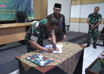 Danrem 042/Gapu Brigjen TNI Heri Purwanto menandatangani nota kesepahaman dengan Kepala Dinas TPHP Provinsi Jambi Ir. Rumusdar tentang Program Cetak Sawah Rakyat di Aula Dinas TPHP Jambi, Kamis (16/10/2025). (Dok. Penrem 042/Gapu)