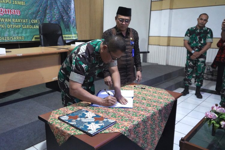 Danrem 042/Gapu Brigjen TNI Heri Purwanto menandatangani nota kesepahaman dengan Kepala Dinas TPHP Provinsi Jambi Ir. Rumusdar tentang Program Cetak Sawah Rakyat di Aula Dinas TPHP Jambi, Kamis (16/10/2025). (Dok. Penrem 042/Gapu)