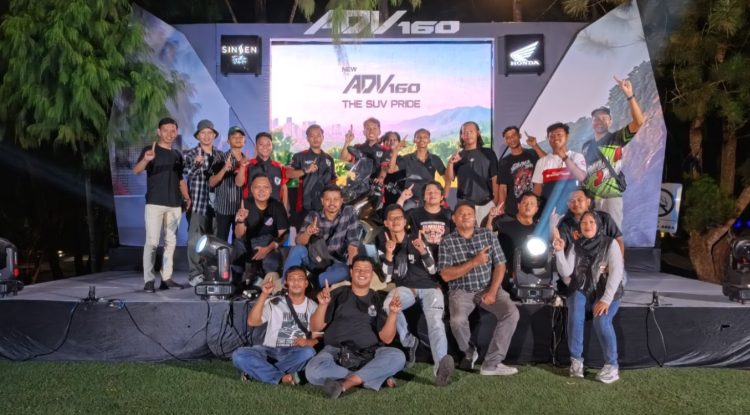 Anggota komunitas Honda yang tergabung dalam IMHJ berfoto bersama usai peluncuran New Honda ADV160 di Pine Teras Mendalo, Jambi, Jumat (11/10/2025).(Dok. Daus)