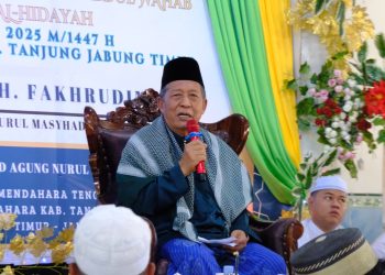 Wakil Gubernur Jambi Abdullah Sani saat menyampaikan tausiah pada Tabligh Akbar Haul Syekh Abdul Qodir Al-Jailani dan Milad ke-28 Majelis Taklim Al-Hidayah di Masjid Agung Nurul Hidayah, Mendahara Tengah, Kabupaten Tanjung Jabung Timur, Kamis (16/10/2025). (Dok. Diskominfo)