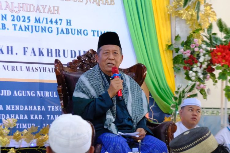 Wakil Gubernur Jambi Abdullah Sani saat menyampaikan tausiah pada Tabligh Akbar Haul Syekh Abdul Qodir Al-Jailani dan Milad ke-28 Majelis Taklim Al-Hidayah di Masjid Agung Nurul Hidayah, Mendahara Tengah, Kabupaten Tanjung Jabung Timur, Kamis (16/10/2025). (Dok. Diskominfo)