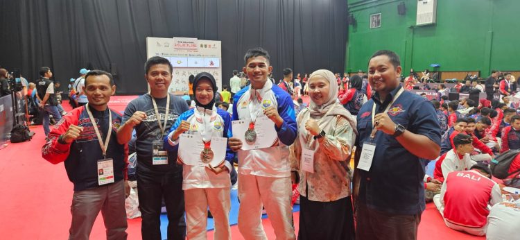 Atlet tarung derajat asal Jambi, Gilang Despriyanto dan Rahma Tia (tengah), berfoto bersama pelatih dan ofisial usai meraih medali perak dan perunggu pada ajang PON Bela Diri 2025 di GOR Djarum, Kaliputu, Kudus, Jawa Tengah, Kamis (16/10/2025). (Dok. Koni Jambi)