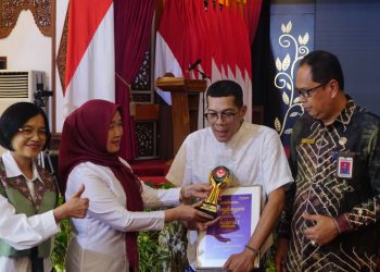 Ketua Dekranasda Provinsi Jambi Hj. Hesti Haris menyerahkan penghargaan kepada pelaku usaha kreatif berprestasi pada acara Temu Perajin Provinsi Jambi Tahun 2025 di Auditorium Rumah Dinas Gubernur Jambi, Kamis (16/10/2025). (Dok. Erit - Kominfo)