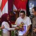 Ketua Dekranasda Provinsi Jambi Hj. Hesti Haris menyerahkan penghargaan kepada pelaku usaha kreatif berprestasi pada acara Temu Perajin Provinsi Jambi Tahun 2025 di Auditorium Rumah Dinas Gubernur Jambi, Kamis (16/10/2025). (Dok. Erit - Kominfo)