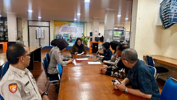 Personel Setum Polda Jambi mengikuti pelatihan pengelolaan literasi di Kantor Dinas Perpustakaan dan Arsip Daerah Provinsi Jambi, Kamis (16/10/2025). (Dok Nahar)