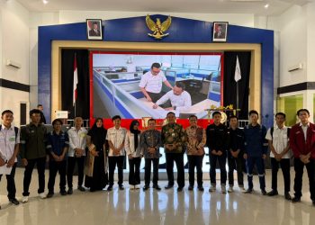 Gubernur Jambi sekaligus Ketua Umum ADPMET 2025–2030, Al Haris (tengah), berfoto bersama peserta Rakernas ADPMET 2025 di Graha Oktana, Blora, Jawa Tengah, Kamis (16/10/2025). (Dok. Erit - Kominfo)