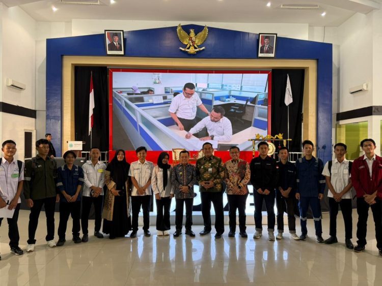 Gubernur Jambi sekaligus Ketua Umum ADPMET 2025–2030, Al Haris (tengah), berfoto bersama peserta Rakernas ADPMET 2025 di Graha Oktana, Blora, Jawa Tengah, Kamis (16/10/2025). (Dok. Erit - Kominfo)
