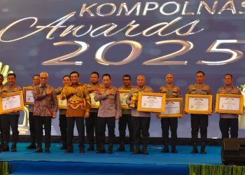 Kapolri Jenderal Listyo Sigit Prabowo bersama Menkopolhukam dan Komisioner Kompolnas berfoto bersama penerima penghargaan Kompolnas Award 2025 di Hotel Merlynn Park, Jakarta, Kamis (16/10/2025).(Dok. Humas)