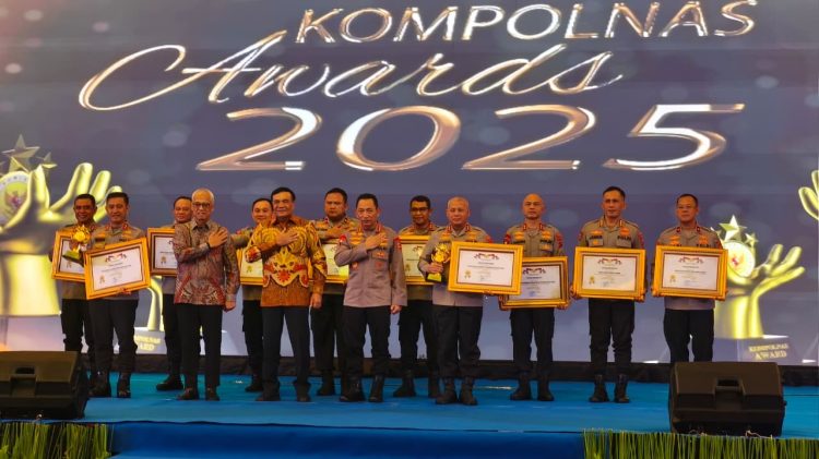Kapolri Jenderal Listyo Sigit Prabowo bersama Menkopolhukam dan Komisioner Kompolnas berfoto bersama penerima penghargaan Kompolnas Award 2025 di Hotel Merlynn Park, Jakarta, Kamis (16/10/2025).(Dok. Humas)