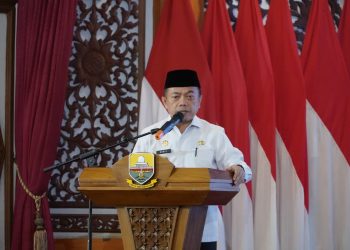 Gubernur Jambi, Al Haris, menyampaikan arahan dalam Rapat Konsolidasi Gerakan Orang Tua Cegah Stunting (Genting) di Auditorium Rumah Dinas Gubernur Jambi, Jumat (17/10/2025). (Dok. Erit - Kominfo)
