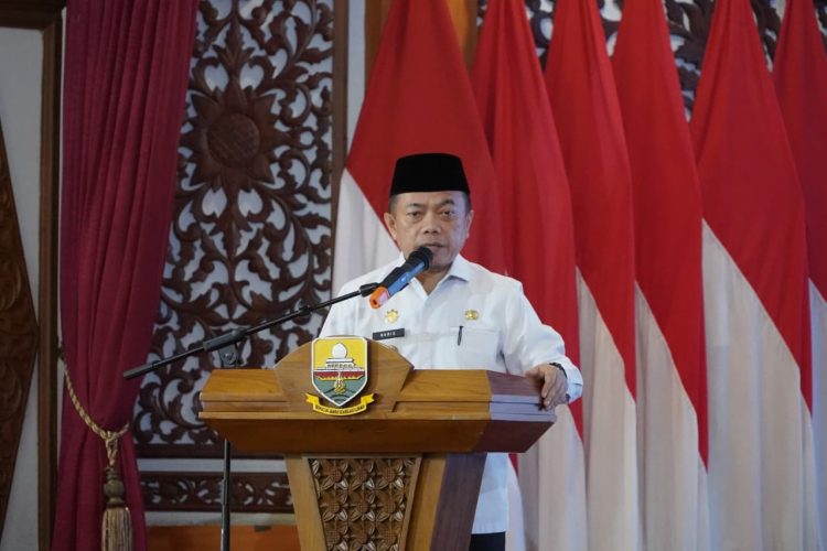 Gubernur Jambi, Al Haris, menyampaikan arahan dalam Rapat Konsolidasi Gerakan Orang Tua Cegah Stunting (Genting) di Auditorium Rumah Dinas Gubernur Jambi, Jumat (17/10/2025). (Dok. Erit - Kominfo)