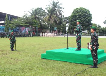 Komandan Korem 042/Gapu Brigjen TNI Heri Purwanto, S.E., M.Sc., memimpin upacara bendera 17-an di Lapangan Makorem 042/Gapu, Jambi, Jumat (17/10/2025) (Dok. Nahar)