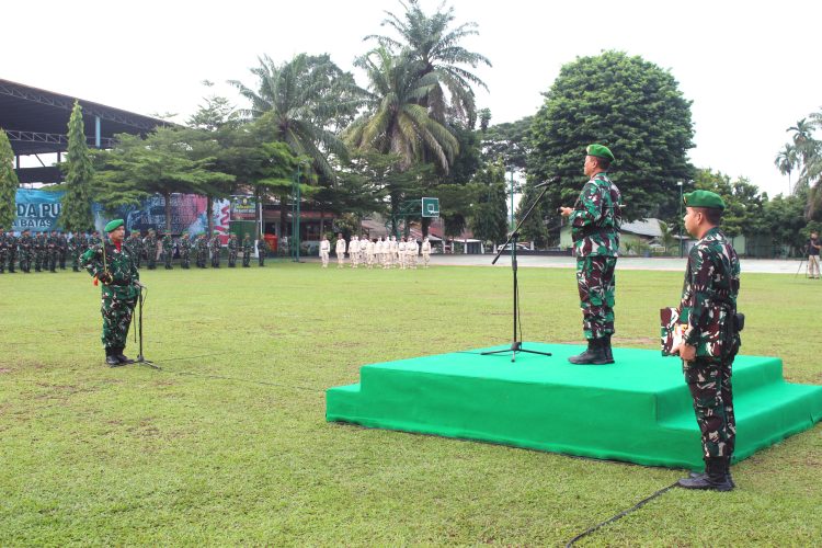 Komandan Korem 042/Gapu Brigjen TNI Heri Purwanto, S.E., M.Sc., memimpin upacara bendera 17-an di Lapangan Makorem 042/Gapu, Jambi, Jumat (17/10/2025) (Dok. Nahar)