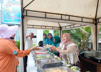 Ketua TP-PKK Provinsi Jambi, Hj. Hesnidar Haris, S.E., membagikan menu sarapan kepada warga dalam program “Jumat Berkah Sarapan Murah Rp3.000” di halaman Sekretariat TP-PKK Provinsi Jambi, Jumat (17/10/2025). (Dok. Stepanus)