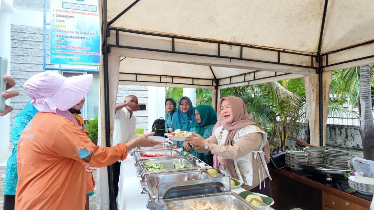 Ketua TP-PKK Provinsi Jambi, Hj. Hesnidar Haris, S.E., membagikan menu sarapan kepada warga dalam program “Jumat Berkah Sarapan Murah Rp3.000” di halaman Sekretariat TP-PKK Provinsi Jambi, Jumat (17/10/2025). (Dok. Stepanus)