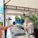 Ketua TP-PKK Provinsi Jambi, Hj. Hesnidar Haris, S.E., membagikan menu sarapan kepada warga dalam program “Jumat Berkah Sarapan Murah Rp3.000” di halaman Sekretariat TP-PKK Provinsi Jambi, Jumat (17/10/2025). (Dok. Stepanus)