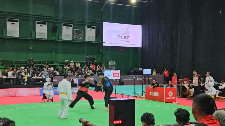 Aksi pesilat Jambi Zafi Arza (kanan) saat menghadapi atlet Sumatera Selatan M. Rizqi Anugrah dalam babak penyisihan kelas H putra cabang pencak silat PON Bela Diri 2025 di GOR Djarum, Kaliputu, Kudus, Jawa Tengah, Jumat (17/10/2025). (Dok. Humas KONI)