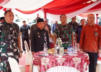 Gubernur Jambi Al Haris bersama Danrem 042/Gapu Brigjen TNI Heri Purwanto dan pejabat daerah mengikuti secara virtual peletakan batu pertama pembangunan 80 ribu gerai Koperasi Desa Merah Putih di Kota Jambi, Jumat (17/10/2025). (Dok. Stepanus)