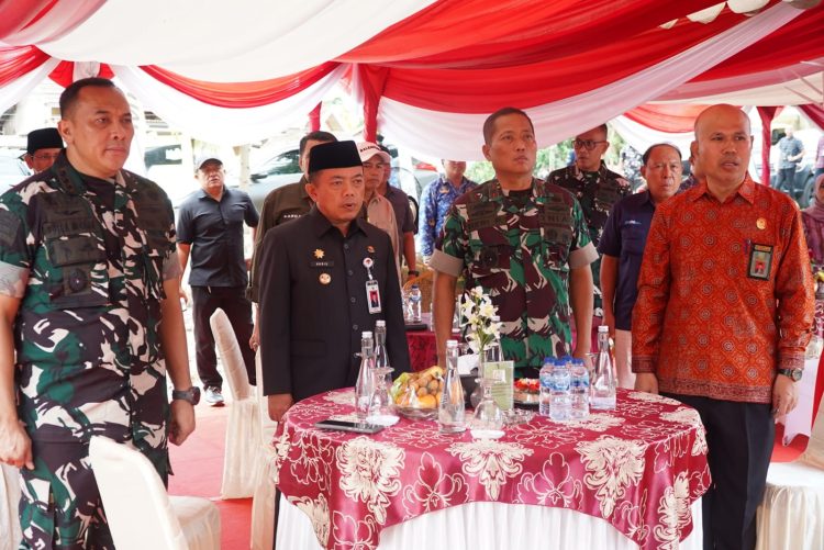 Gubernur Jambi Al Haris bersama Danrem 042/Gapu Brigjen TNI Heri Purwanto dan pejabat daerah mengikuti secara virtual peletakan batu pertama pembangunan 80 ribu gerai Koperasi Desa Merah Putih di Kota Jambi, Jumat (17/10/2025). (Dok. Stepanus)