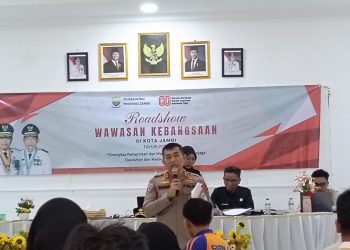 Kasubdit Bintibsos Ditbinmas Polda Jambi, AKBP Dr. Dadang Djoko Karyanto, memberikan sosialisasi wawasan kebangsaan bertema “Satu Hati untuk Negeri” kepada pelajar SMAN 4 Kota Jambi, Jumat (17/10/2025). (Dok, Nahar)