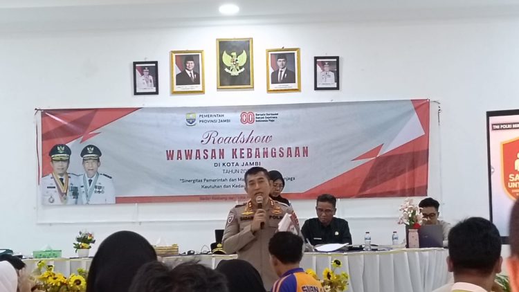 Kasubdit Bintibsos Ditbinmas Polda Jambi, AKBP Dr. Dadang Djoko Karyanto, memberikan sosialisasi wawasan kebangsaan bertema “Satu Hati untuk Negeri” kepada pelajar SMAN 4 Kota Jambi, Jumat (17/10/2025). (Dok, Nahar)