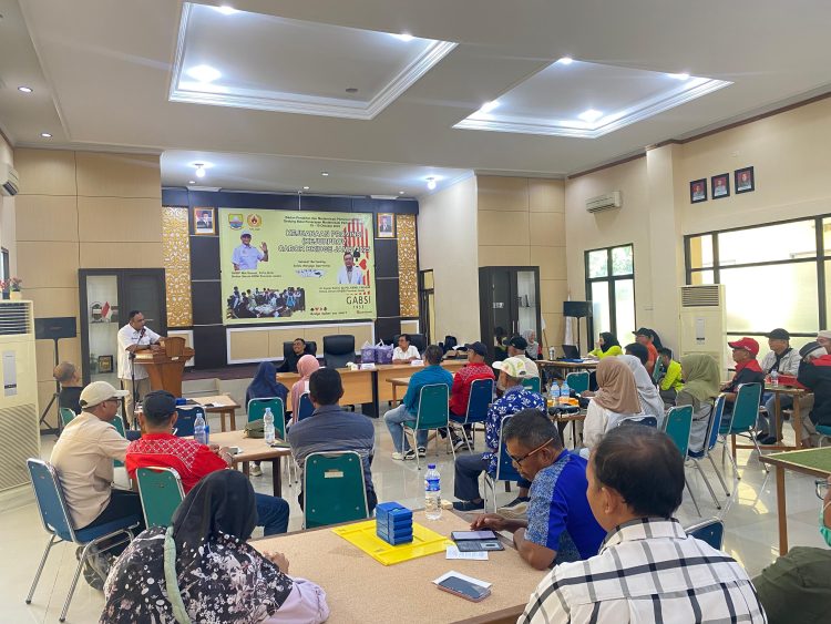 Wakil Ketua Umum KONI Provinsi Jambi, Aswan Hidayat Usman (berdiri di podium), membuka secara resmi Kejurprov Bridge Provinsi Jambi 2025 di Aula BPMP Jambi, Sabtu (18/10/2025). (Dok, Daus)