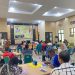 Wakil Ketua Umum KONI Provinsi Jambi, Aswan Hidayat Usman (berdiri di podium), membuka secara resmi Kejurprov Bridge Provinsi Jambi 2025 di Aula BPMP Jambi, Sabtu (18/10/2025). (Dok, Daus)