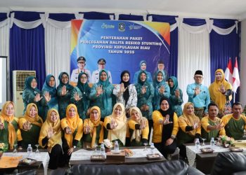 Ketua TP PKK Provinsi Kepulauan Riau Dewi Kumalasari bersama Ketua TP PKK Kabupaten Bintan Hafizha Rahmadhani berfoto bersama pengurus PKK dan peserta usai penyerahan 202 paket pencegahan balita berisiko stunting di Aula Kantor Kecamatan Gunung Kijang, Jumat (17/10/2025). (Dok. Kominfo)