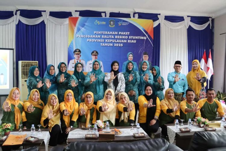 Ketua TP PKK Provinsi Kepulauan Riau Dewi Kumalasari bersama Ketua TP PKK Kabupaten Bintan Hafizha Rahmadhani berfoto bersama pengurus PKK dan peserta usai penyerahan 202 paket pencegahan balita berisiko stunting di Aula Kantor Kecamatan Gunung Kijang, Jumat (17/10/2025). (Dok. Kominfo)