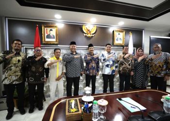 Bupati Bintan Roby Kurniawan bersama Menteri Sosial Saifullah Yusuf (Gus Ipul) berfoto bersama usai audiensi di Kantor Kementerian Sosial RI, Jakarta, Kamis (16/10/2025). (Dok .Kominfo)