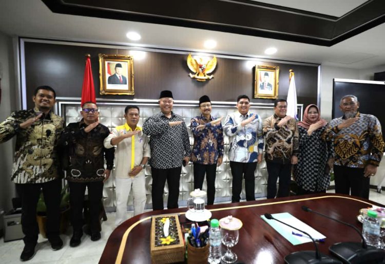 Bupati Bintan Roby Kurniawan bersama Menteri Sosial Saifullah Yusuf (Gus Ipul) berfoto bersama usai audiensi di Kantor Kementerian Sosial RI, Jakarta, Kamis (16/10/2025). (Dok .Kominfo)