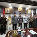 Bupati Bintan Roby Kurniawan bersama Menteri Sosial Saifullah Yusuf (Gus Ipul) berfoto bersama usai audiensi di Kantor Kementerian Sosial RI, Jakarta, Kamis (16/10/2025). (Dok .Kominfo)