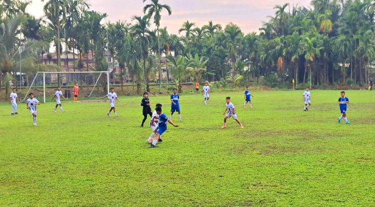 Para pelajar tengah bertanding dalam laga uji coba di Lapangan Kota Jambi. (Dok. Daus)