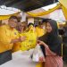 Ketua DPD II Partai Golkar Muaro Jambi, Ir. H. Ivan Wirata, ST, MM, MT, menyerahkan paket sembako murah kepada warga dalam kegiatan Pasar Murah HUT ke-61 Partai Golkar di Pasar Kedemangan, Minggu (19/10/2025). (Dok,. Stepanus)