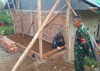 Personel TNI dari Satgas TMMD ke-126 Kodim 0417/Kerinci memberikan pelayanan kesehatan gratis kepada warga di Desa Sungai Jernih, Kota Sungai Penuh. (Dok, Kodim 0417/Kerinci)