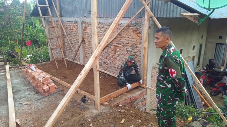 Personel TNI dari Satgas TMMD ke-126 Kodim 0417/Kerinci memberikan pelayanan kesehatan gratis kepada warga di Desa Sungai Jernih, Kota Sungai Penuh. (Dok, Kodim 0417/Kerinci)