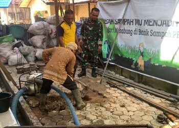 Anggota Satgas TMMD ke-126 Kodim 0417/Kerinci bersama warga melaksanakan pengeboran sumur bor di Desa Sungai Jernih, Kecamatan Tanah Kampung, Kota Sungai Penuh, Minggu (19/10/2025). (Dok. Kodim 0417/Kerinci)